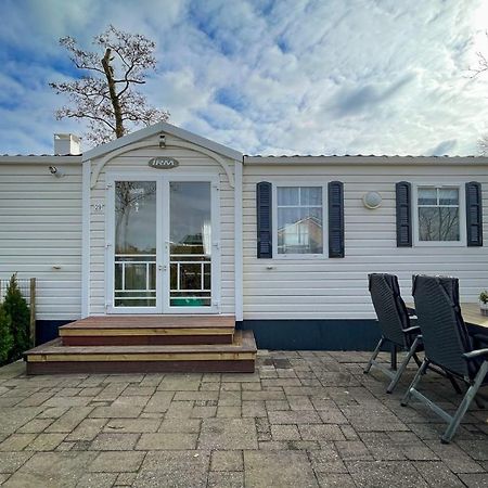 Knus En Modern Ingericht Chalet Met Gratis Wifi Villa Tzummarum Bagian luar foto
